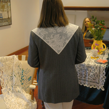Cargar imagen en el visor de la galería, Upcycled Blazer con Encaje