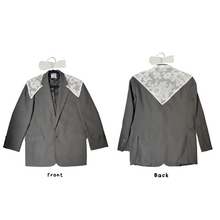 Cargar imagen en el visor de la galería, Upcycled Blazer con Encaje