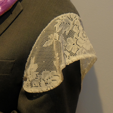 Cargar imagen en el visor de la galería, Upcycled Blazer con Encaje
