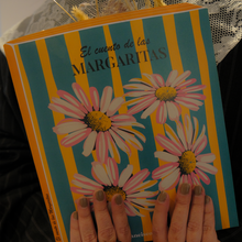 Cargar imagen en el visor de la galería, Flower Vase
