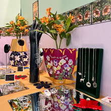 Cargar imagen en el visor de la galería, Flower Vase
