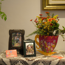 Cargar imagen en el visor de la galería, Flower Vase
